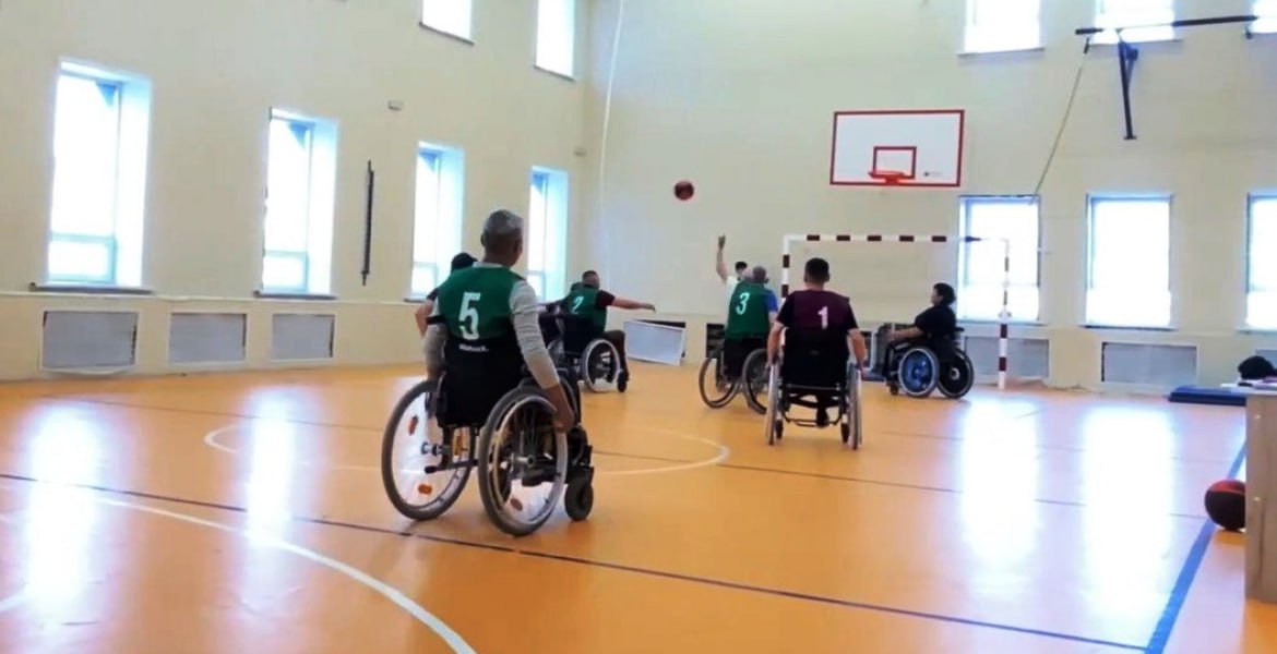 В Улан Улан уде прошел турнир по баскетболу на колясках Состязания состоялись в стенах школы 32 Баскетбол на колясках В Улан Удэ состоялся турнир по этому виду спорта Баскетбол на колясках это уникальный вид спорта который сочетает в себе элементы баскетбола и адаптивной физкультуры Он позволяет людям с инвалидностью участвовать в спортивных соревнованиях и вести активный образ жизни Правда у нас в Улан Удэ пока не решен вопрос с доставкой спортсменов к месту тренировок или соревнований В основном это люди на колясках Я подымал вопрос в адаптивной школе по поводу транспорта Некоторых невозможно возить У кого то машина кто то рядом живет Желающих то много но выйти не могут Люди на колясках находятся говорит тренер по адаптивному спорту Виталий Соболев Этот турнир проходит в рамках международного дня инвалидов ПОДРОБНЕЕ узнать ЖМИ НА СИНИЕ БУКВЫ ЭТО ССЫЛКА НА МАТЕРИАЛА   ПОДПИСЫВАЙТЕСЬ на   t me Sportrb У нас много интересного про спорт Бурятии и не только