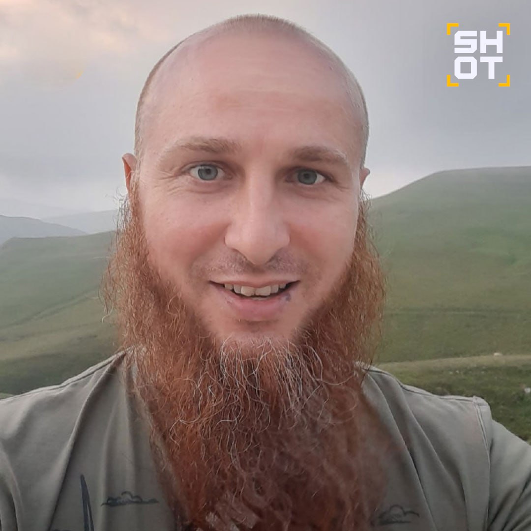 Многоженцу Ивану Сухову грозит до трёх лет колонии из за домогательств к своей дочери Несколько месяцев назад одна из дочерей Сухова призналась что он приставал к ней с 14 лет После одного из инцидентов она даже обратилась к психиатру за помощью Позднее она написала заявление в полицию Теперь СК по Владимирской области возбудил уголовное дело по ч 1 ст 135 УК РФ развратные действия Сейчас проводится проверка Напомним Сухов живёт в квартире площадью 70 квадратов с тремя жёнами и 14 детьми Сам он признавался нам что не боится каких либо проверок в отношении себя и семьи Подписывайся на SHOT Прислать новость