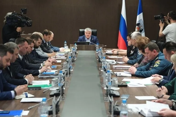 До 1 июня в муниципалитетах области должны быть подготовлены специальные места для купания Одна из приоритетных задач в летний период обеспечение безопасности людей на водных объектах Ежегодно на территории региона случаются трагедии на открытой воде в купальный сезон Так за последние два года во время купания погибли 18 человек Несчастные случаи происходят чаще всего при нарушении правил поведения и несоблюдении мер безопасности на воде Анализ данных последних лет показывает что главными причинами гибели людей являются купание в состоянии алкогольного опьянения и купание в необорудованных водоема По поручению губернатора ежегодно количество мест массового купания в каждом муниципалитете должно увеличиваться на 10 В прошлом году было оборудовано и открыто 103 места для купания по всей области До 1 июня главам муниципальных округов необходимо отчитаться об оборудовании мест массового купания и провести проверку всех выполненных работ Это персональная ответственность глав муниципальных округов