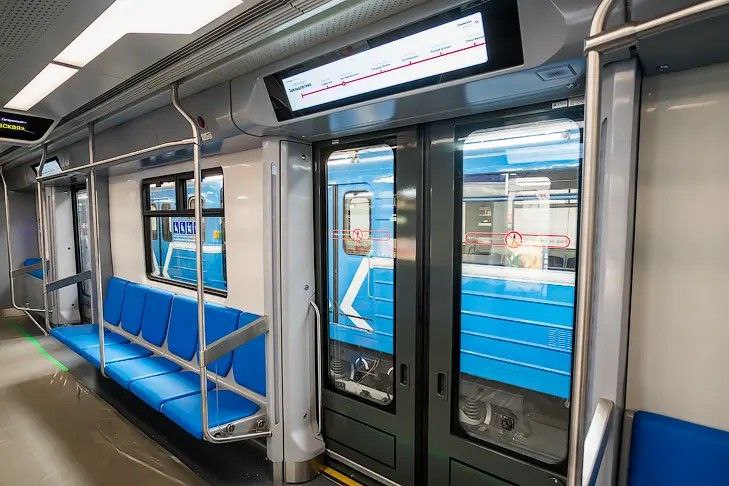 Первый пятивагонный поезд Ермак запустили в работу в метрополитене Новосибирска Поезд метро модели 81 725 3 726 3 727 3 изготовили на Метровагонмаше специально для Новосибирска Пассажирский салон оборудован принудительной сплит системой с вентиляцией и очисткой воздуха ультрафиолетовые лампы обезвреживают до 99 микробов Информационно развлекательное сопровождение поездки обеспечивают ЖК экраны и наддверные ЖК дисплеи в вагоне предусмотрены USB разъёмы для зарядки личных устройств Все пять пятивагонных составов которые должна поставить в Новосибирск до конца года сделаны специально для Новосибирска по модели поезда Балтиец который курсирует в подземке Санкт Петербурга PROtransport