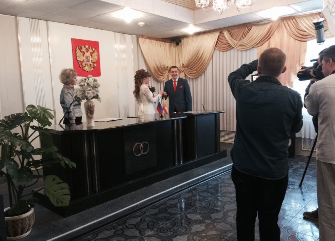 В июле на регистрацию брака в Чувашии подано 947 заявлений. В отделах ЗАГС называют это «свадебным бумом». Самая популярная дата — 25 июля 2025 года. В этот день планирует пожениться 151 пара. У желающих есть возможность подать заявление на регистрацию брака за год до желаемой даты. Сделать это можно в любом отделе ЗАГС как при личном посещении, так и через портал «Госуслуги», напомнили в Госслужбе Чувашии по делам юстиции.