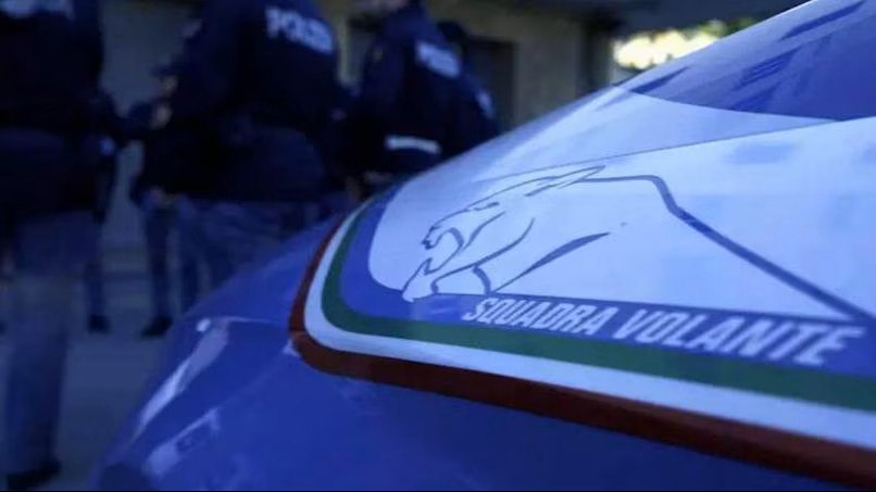 В Италии мужчина мумифицировал тело матери чтобы получать её пенсию В итальянской провинции Мантуя 57 летний местный житель работающий медбратом на протяжении трёх лет скрывал смерть своей престарелой матери Все ради её пенсионных выплат Об этом пишет Rainews   По данным следствия женщина скончалась от естественных причин ещё в 2022 году Её сын спрятал тело Используя свои медицинские знания он предпринял попытку мумифицировать труп чтобы остановить разложение План начал рушиться когда у покойной матери истёк срок действия удостоверения личности Мужчина решился на отчаянный шаг он переоделся в женскую одежду нанес макияж и надел парик чтобы выдать себя за мать и с этим документом явился в ЗАГС для его продления   Маскарад не удался сотрудники заподозрили неладное В доме было обнаружено мумифицированное тело его матери в гостиной Подпишись Минская правда MLYN by