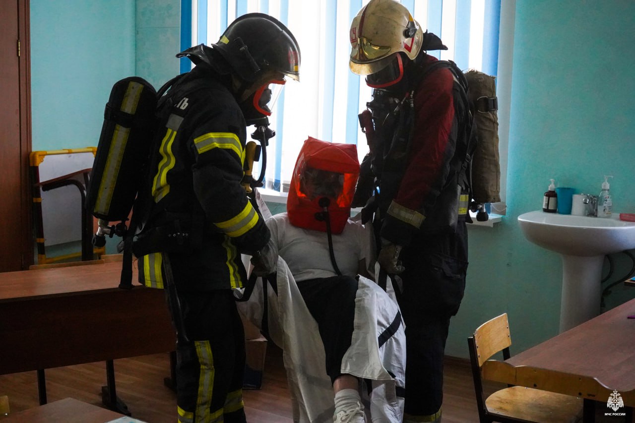 #БудниМЧС Спасли 10 детей В Петрозаводске в Специальной коррекционной общеобразовательной школе-интернате №23 произошёл пожар в кабинете труда. К счастью, всё условно. К моменту прибытия первого пожарного подразделения большинство людей эвакуировались, но от администрации поступила информация, что в здании остались дети. Пожарные МЧС Республики Карелия нашли и при помощи средств индивидуальной защиты органов дыхания эвакуировали 10 человек. Тренировка прошла без происшествий. Отметим, что учения на подобных объектах играют важную роль, так как в коррекционных школах-интернатах учатся и живут дети с особенностями здоровья и развития. #МЧСРоссии #МЧСКарелии #МЧС