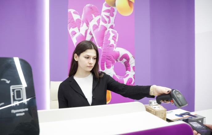 От покупки к пересылке как Wildberries использует свою сеть ПВЗ для нового бизнеса   Wildberries подключила все свои российские ПВЗ к сервису отправки посылок между клиентами WB Track   Сервис запущенный в пилотном режиме в марте 2025 года уже протестировали сотни тысяч клиентов   Компания расширяет ассортимент упаковок уходя от стандартных сейф пакетов чтобы сделать отправку более удобной За время пилотного тестирования сервиса самое длинное отправление преодолело 8 000 км до пункта выдачи на архипелаге Шпицберген что демонстрирует амбиции Wildberries создать полноценную логистическую сеть конкурирующую с почтовыми операторами В итоге маркетплейсы окончательно стирают грань между розничной торговлей и логистическими услугами