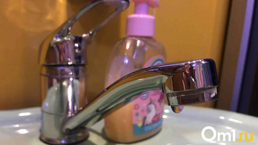 Боец ММА сломал нос омичке из за раковины за 90 тысяч Свою историю Эльвира рассказала телеграм каналу Осторожно новости По её словам с Андреем она познакомилась в мае а спустя два месяца пара поженилась Уже во время медового месяца в Египте мужчина впервые проявил агрессию Эльвира отказалась идти спать после чего Андрей притащил её за волосы в номер и заявил что закроет дверь чтобы она никуда не ушла Девушка признаётся что тогда решила будто это обычная бытовая ссора Позже вспышки агрессии повторялись Андрей мог поднять руку за плохо вымытую душевую или другие мелочи 22 ноября мужчина вернулся домой увидел плохо помытую духовку накричал на жену и ушёл на тренировку по ММА сказав Чтобы я пришёл и ты её отмыла Когда он вернулся сначала извинился и подарил букет но спустя несколько минут заметил в раковине остатки чистящего средства которое Эльвира использовала для решётки Из за этого Андрей очень сильно взбесился вышел из себя Он начал кричать что эта раковина стоит 90 тысяч почему ты такая неаккуратная После этого он начал меня избивать рассказала Эльвира В больнице ей диагностировали закрытый перелом носа Поскольку она сразу обратилась в медучреждение а не в полицию травмы не оформили как побои Позже девушку допросил участковый Андрей заявил что нос жене не ломал Эльвира уже выписалась и планирует пройти судебно медицинскую экспертизу и обратиться в суд Человек ходит на индивидуальные тренировки к мастеру по ММА К сожалению свои удары он отработал на мне Он не пытался со мной связаться не извинился и даже не интересовался моим состоянием добавила она Om1 Омск в MAX