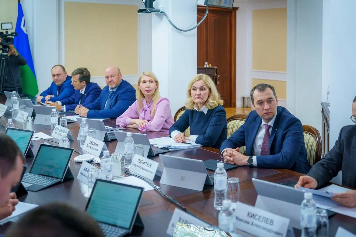 Основные решения, принятые на заседании Правительства Югры: Увеличиваем коэффициент ставки субсидий на продукцию животноводства с 3 до 4 раз с целью поддержки агропромышленных предприятий, работающих на территории Арктической зоны РФ. Уверен, данная мера поддержки также станет мотивацией и для создания новых сельхозпредприятий в Березовском и Белоярском районах. Выделяем средства на предоставление единовременных денежных выплат 26 пострадавшим в результате чрезвычайной ситуации, произошедшей 12 апреля 2025 года в многоквартирном доме в Ханты-Мансийске. На контроле также держу вопрос восстановления дома: на объекте выполнены все демонтажные работы, восстановлены межквартирные стены и внутренние перегородки, производится монтаж систем электро- и водоснабжения. По поручению Президента РФ Владимира Владимировича Путина создаем проектный офис «Международное молодежное сотрудничество» для организации постоянного взаимодействия с иностранными участниками Всемирного фестиваля молодежи, а также координации деятельности, направленной на формирование всестороннего международного молодежного сообщества, основанного на сотрудничестве автономного округа с иностранными государствами. В рамках заседания представил коллегам нового директора департамента региональной безопасности Югры Сергея Сергеевича Шпанова. Уверен, опыт работы в органах государственной безопасности позволит Сергею Сергеевичу эффективно исполнять обязанности в вопросах гражданской защиты населения, координации действий органов власти в период чрезвычайных ситуаций, взаимодействия с правоохранительными органами.