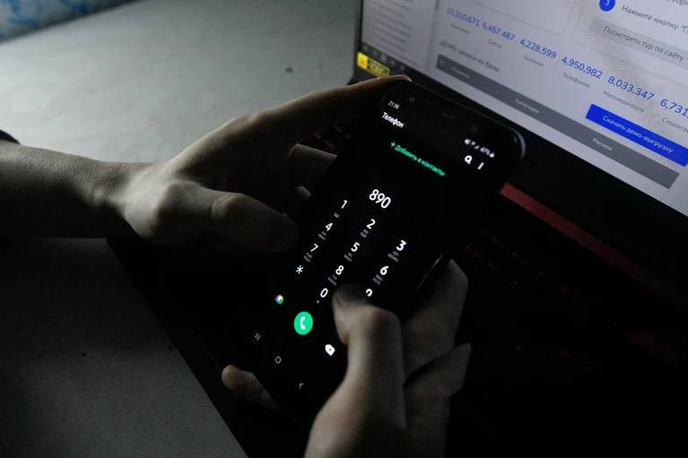 В Петербурге сегодня замедлят интернет   На время праздника «Алые паруса» скорость мобильного интернета в городе может снижаться во время массовых мероприятий. Об этом петербуржцев предупредил Комитет по информатизации и связи. Меры приняты для обеспечения безопасности.  Телефонная связь и Wi-Fi будут работать в обычном режиме.  Заря   Новости - Подписаться