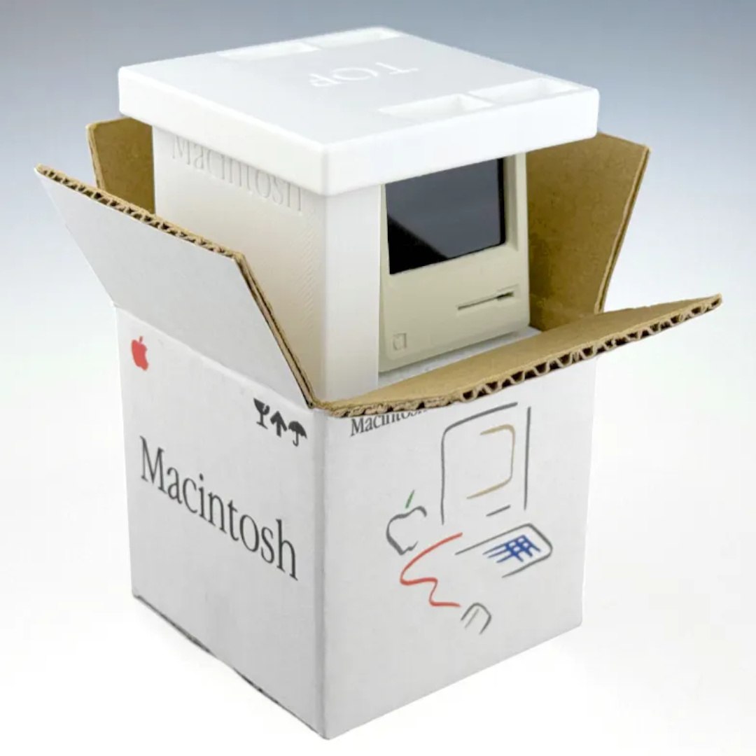 Британцы создали миниатюрный Mac размером с полбанки Колы.   Внутри чип Raspberry Pi с эмулятором классической MacOS, а картинка выводится на 2-дюймовый экранчик. При желании можно даже подключить USB-клавиатуру с мышкой и реально поработать с винтажным ПО.   Готовая сборка стоит £56  6000 ₽ , но «рукастые» ребятушки могут попробовать собрать такой ПК сами — все инструкции в открытом доступе.