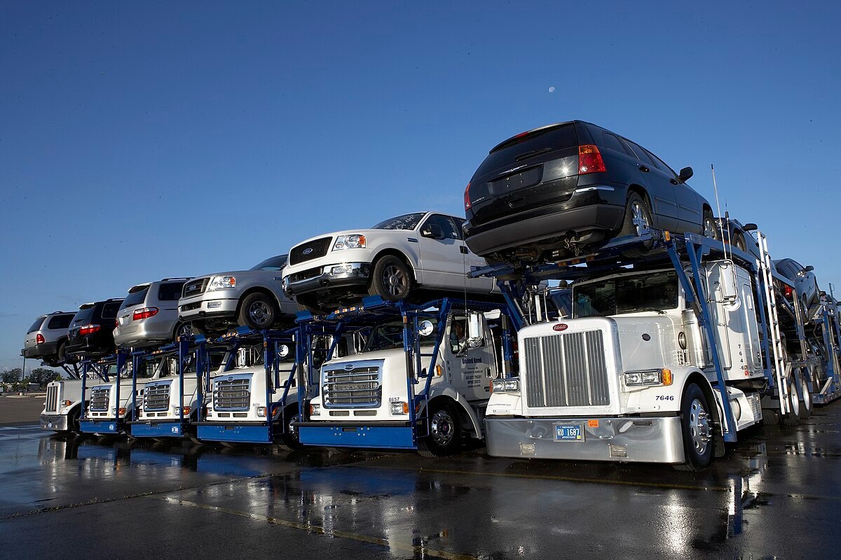 В Приморье начнут выпускать автотранспорт   Одна из приморских автомастерских компаний запустит проект по производству различных видов автотранспорта, включая легковые и грузовые автомобили, автобусы и фургоны.    На реализацию проекта выделено 31 миллион рублей, а выпуск первой продукции планируется на 2026 год.   Генеральный директор компании Вадим Чижиков отметил, что новое производство поможет удовлетворить потребности местных жителей в качественных автомобилях.   Фото: соцсети