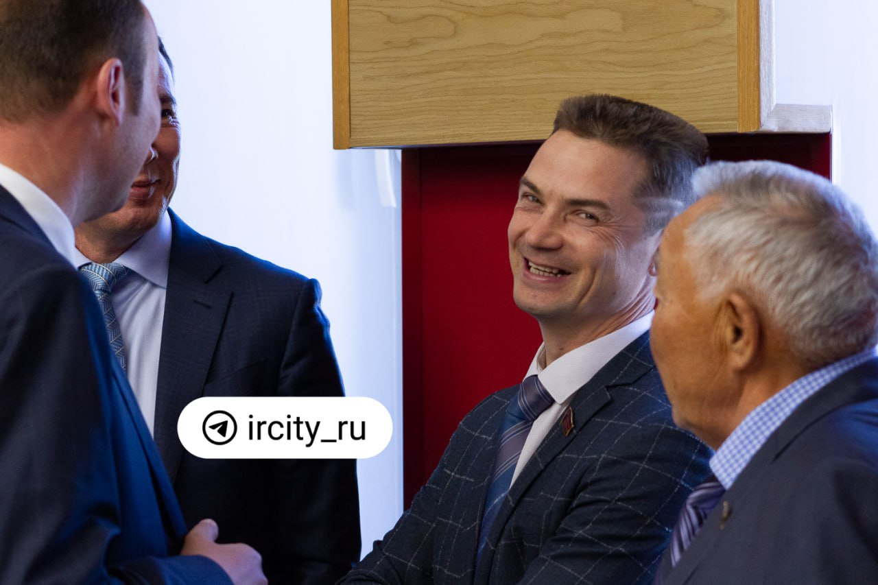 Обошлось без заключения Кировский районный суд Иркутска избрал меру пресечения в отношении депутата заксобрания Анатолия Обухова. Там решили ограничиться запретом определенных действий. В частности, Обухов не имеет права выходить из дома в определенный период времени, посещать здания и сооружения, в которых работают структуры заксобрания и КПРФ. Кроме того, депутат не может общаться с участниками уголовного судопроизводства за исключением следователя и адвокатов , а также использовать средства связи, отправлять и получать письма и посылки по почте. В объединенной пресс-службе судов общей юрисдикции Иркутской области также отметили, что Обухов является фигурантом уголовного дела по статье 159 УК РФ «Мошенничество». Оно может быть связано с незаконными представительскими расходами, следствие изучает расходы депутатов с 2015 по 2019 год.
