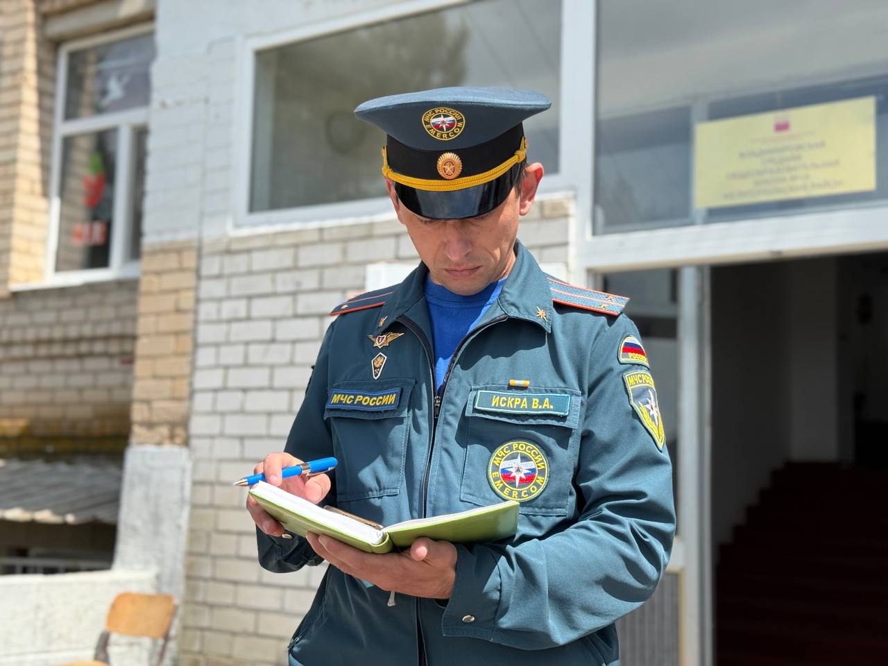 Учения по пожарной безопасности в школе с. Владимировка В школе с. Владимировка Приазовского муниципального округа прошли пожарно-тактические учения, организованные по поручению Главного управления МЧС России по Запорожской области и при содействии администрации Приазовского муниципального округа. Администрация Владимировской СОШ оперативно отреагировала на сигнал тревоги, обеспечив быструю и слаженную эвакуацию всех детей и педагогов. Это важный момент, который демонстрирует готовность образовательного учреждения к возможным чрезвычайным ситуациям. Первый экипаж пожарных прибыл на место происшествия в кратчайшие сроки и сразу же приступил к выполнению первостепенных задач. Всего в учениях было задействовано 3 единицы специальной техники, которые работали слаженно и оперативно, что позволило эффективно отработать все сценарии. Проведение таких учений имеет огромное значение для повышения уровня безопасности в образовательных учреждениях. Они помогают не только отработать действия в экстренных ситуациях, но и укрепить взаимодействие между школой и службами экстренного реагирования. Безопасность детей — это наш общий приоритет, и подобные мероприятия способствуют созданию более безопасной образовательной среды. Благодарим всех участников за профессионализм и ответственность!