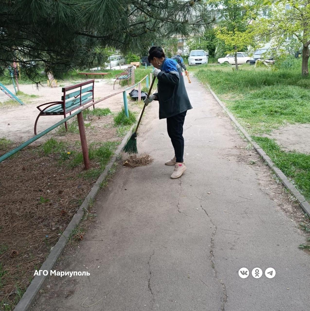Коммунальные службы продолжают работы по уборке территорий в жилых зонах. Недавно сотрудники предприятия уделили внимание наведению порядка во дворах многоэтажных домов в двух районах города. В частности, уборка проводилась на дворовых территориях многоквартирных домов по бульвару Шевченко и по улицам Гонды и Мамина Сибиряка в Жовтневом и Ильичевском районах. В процессе работы были очищены площадки от мусора и опавших листьев. Также были подметены бордюрные части внутри дворовых дорог, а детские и спортивные площади приведены в порядок.