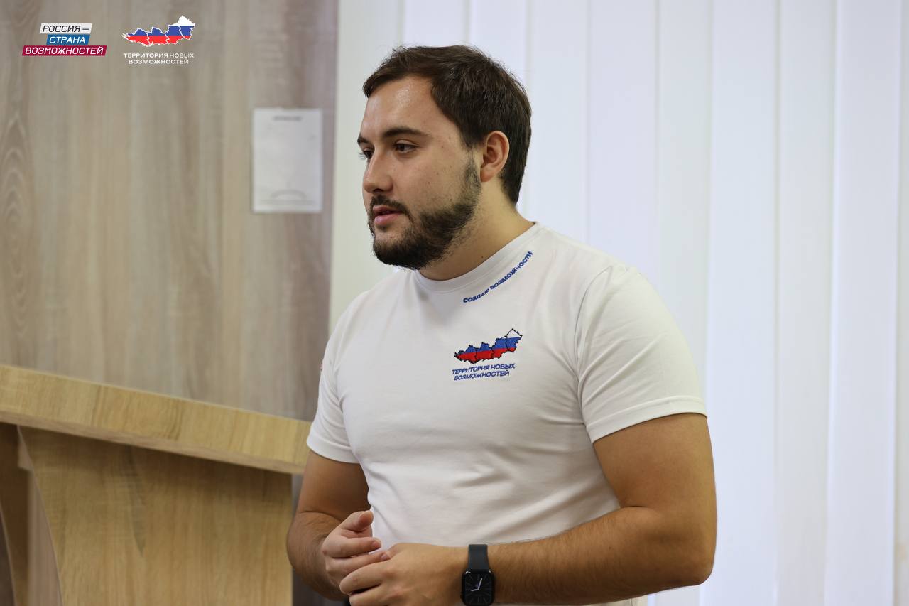 Как создать проект для развития региона Ответ на этот вопрос нашли жители Чаплинского муниципального округа на проектном акселераторе от Президентской платформы Вместе с командой Россия страна возможностей участники разобрали этапы создания социально значимых проектов от анализа проблем до планирования конкретных шагов по реализации идей Кроме того молодые специалисты познакомились с проектами которые уже реализуют их земляки это показало что изменения в регионе возможны Разбившись на группы они определили ключевые задачи и предложили конкретные инициативы  обновления культурных пространств  проекты повышающие качество жизни жителей  поддержка молодого поколения Каждая идея была проработана с точки зрения пользы ресурсов и дальнейших шагов Как отмечают участники проектного акселератора они получили не только практические знания но и убедились развитие региона начинается с инициативы и готовности брать ответственность за перемены Территория новых возможностей