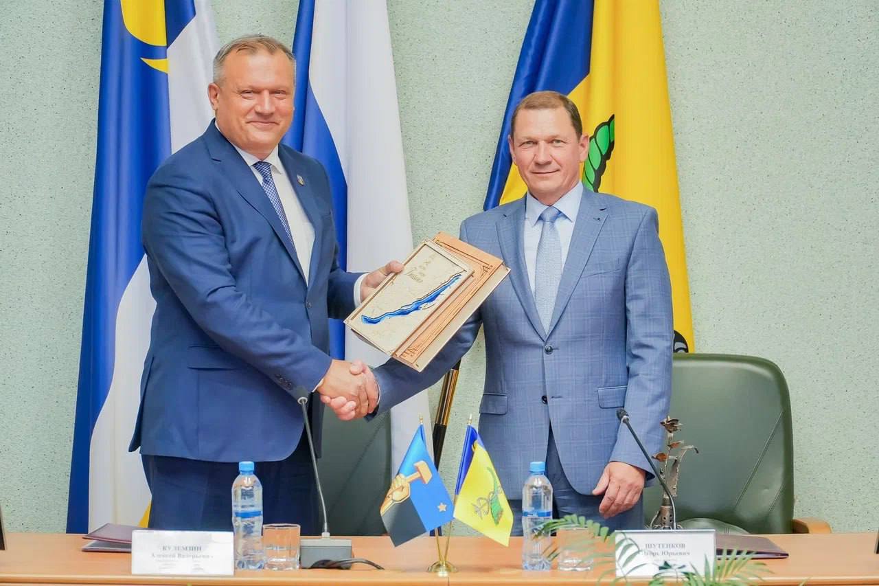 Улан-Удэ и Донецк официально стали городами-побратимами!  Сегодня мэр Улан-Удэ Игорь Шутенков и мэр Донецка Алексей Кулемзин подписали соглашение, которое закрепит дружеские и партнерские отношения между городами.    «Сегодня мы вновь подписали соглашение. Три года назад Донбасс вошел в состав России и вернулся на свою историческую Родину», — отметил Игорь Шутенков, подчеркнув важность этого шага.  Это соглашение даст новый импульс развитию дружбы, сотрудничества в сферах туризма, культуры и образования между Улан-Удэ и Донецком.  Фото: пресс-служба мэрии Улан-Удэ