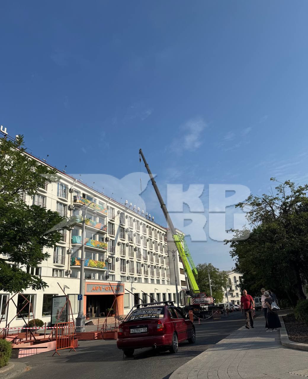 С гостиницы «Украина» снимают вывеску, — сообщила читательница Юлия.  Напомним, весной у отеля «Украина» сменился собственник. Теперь им владеет компания «Союз Маринс Групп» — она управляет сетью Marins Hotels и отелем «Ялта Интурист». По всей видимости, гостиницу ждёт ребрендинг.  Ушла история. Но обязательно придёт другая, ведь Севастополь всегда идёт вперёд!     Подпишись на «КП-Севастополь»