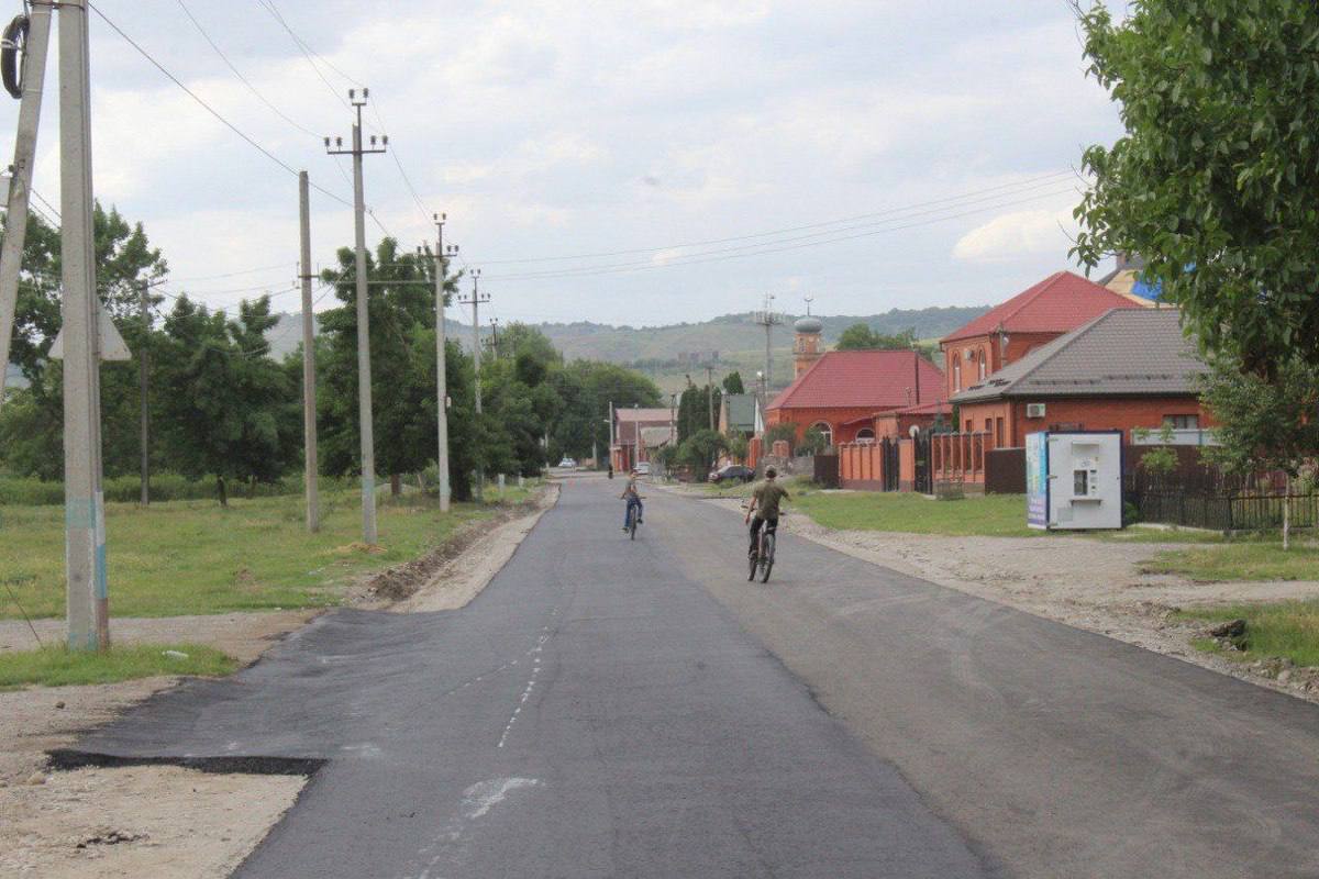 Малгобек преображается: итоги нацпроекта «Жилье и городская среда» за 2024 год В Малгобеке завершены работы по благоустройству улиц Кавказской, Панфилова, Покрышкина и Шейха Мансура в рамках национального проекта «Жилье и городская среда». Что сделано: Уложено новое асфальтовое покрытие и установлены бордюры. Обустроены удобные и безопасные тротуары, доступные для маломобильных граждан. Установлено современное энергосберегающее уличное освещение. В 2025 году реализация нацпроекта продолжается под новым названием — «Инфраструктура для жизни». Голосование за благоустройство в 2026 году: До 12 июня жители Малгобека могут выбрать одну из 13 территорий для благоустройства в 2026 году в рамках нацпроекта «Инфраструктура для жизни». Проголосовать можно на платформе zagorodsreda.gosuslugi.ru. Правительство Ингушетии