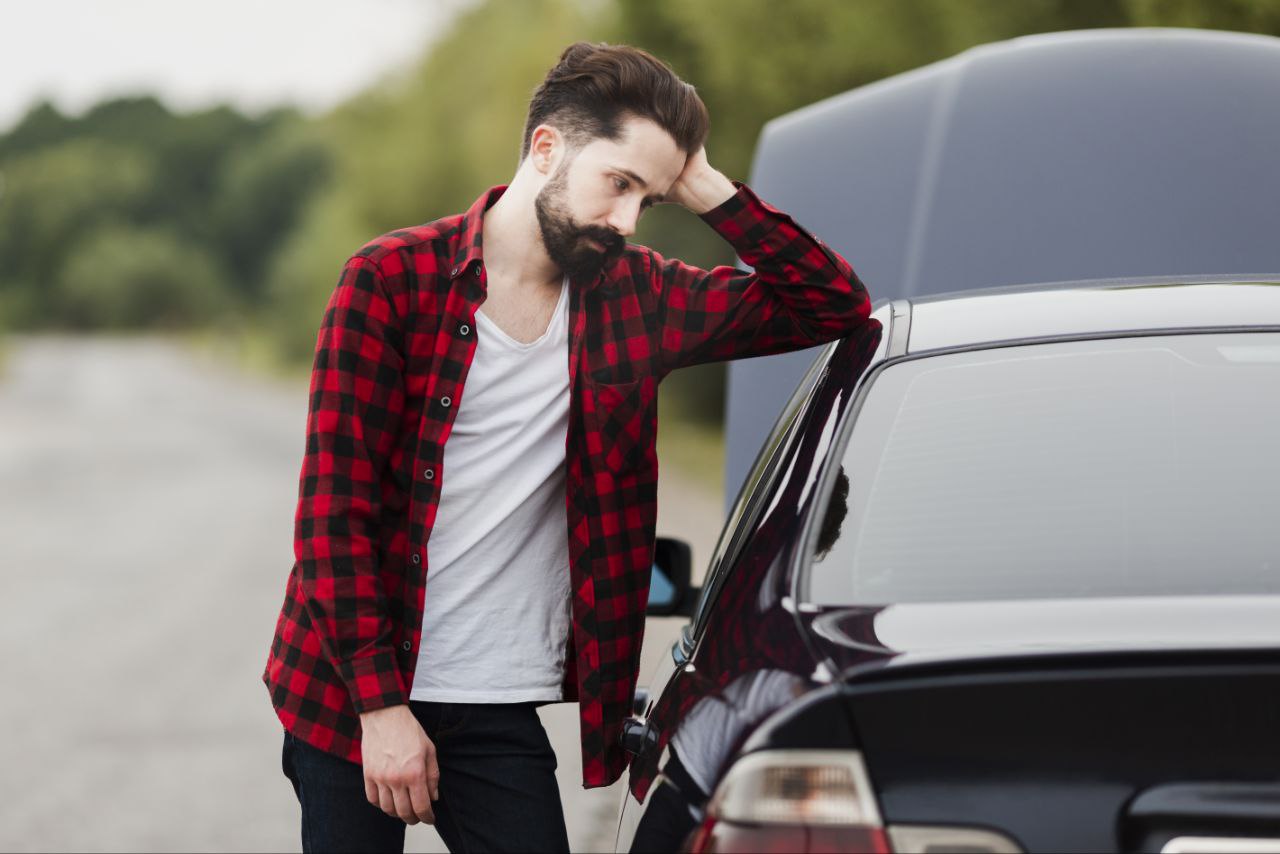 Красноярец не захотел ехать с женой в магазин и инсценировал угон авто В Красноярске суд оштрафовал 24 летнего местного жителя на 50 тысяч рублей за ложное сообщение о преступлении сообщили в полиции Весной его супруга обратилась в полицию заявив об угоне автомобиля Toyota Corona Машину позже нашли на острове Отдыха с повреждёнными замками зажигания и багажника Было возбуждено уголовное дело Однако вскоре выяснилось что никакого угона не было мужчина сам оставил машину и придумал историю чтобы не ехать с женой за покупками Теперь за инсценировку угона ему придётся заплатить штраф Подписывайся на АиФ Новости Красноярска MAX