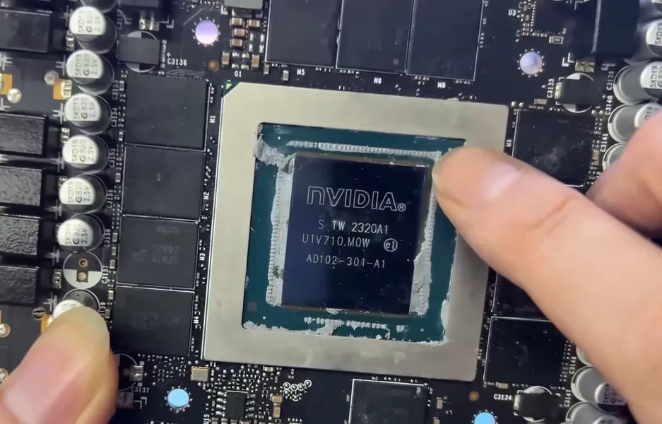 В Сети активизировались мошенники, продающие под видом GeForce RTX 4090 поддельные или нерабочие видеокарты через неофициальные каналы продаж. Эта схема позволяет злоумышленникам сбывать бракованные карты, изношенные майнинговые или попросту нерабочие устройства. О мошенничестве рассказал Fydn — YouTube-блогер и специалист по ремонту компьютерного оборудования из Китая. Он продемонстрировал видеокарту, имеющую сразу две серьезные проблемы. Во-первых, карта не работает, что, в принципе, ожидаемо для устройства, отправленного в ремонт, но главное — даже если бы она работала, то это была бы не RTX 4090.  Мошенники не просто заменили этикетки, они изменили маркировку чипов, поэтому определить подделку можно только после включения и использования специальных утилит вроде GPU-Z. Схема обмана проста и стара как мир: GPU GA102 Ampere  используемый в GeForce RTX 3090, 3080 Ti и 3080  выдают за AD102  RTX 4090 .
