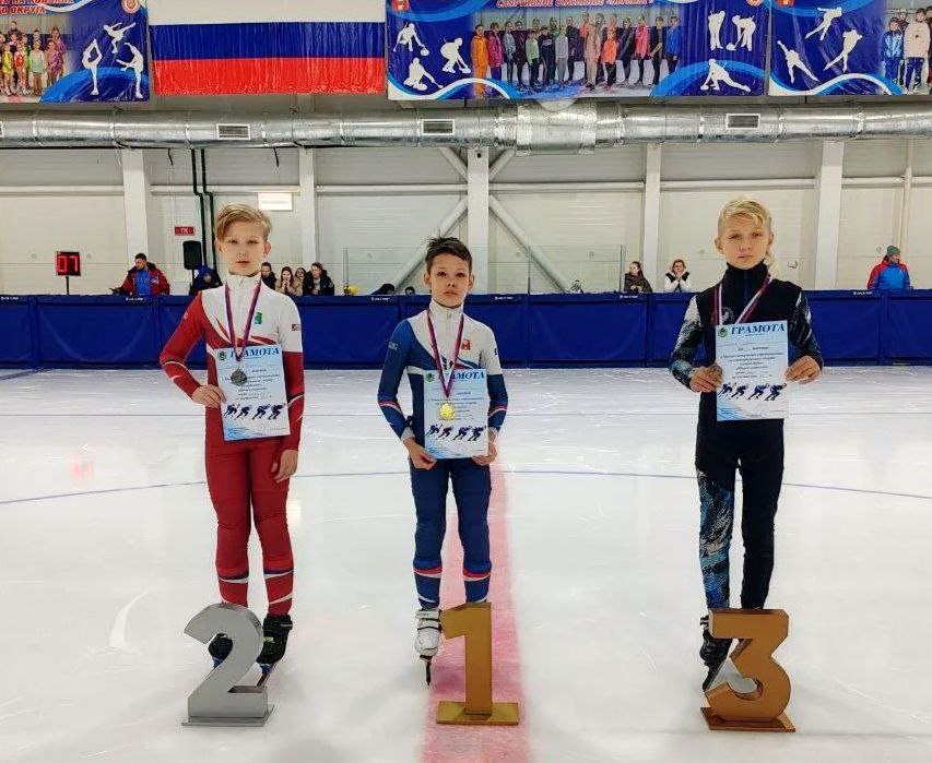 В Уссурийске завершился 1 й этап межрегиональных соревнований по шорт треку Юный скороход среди юношей и девушек 9 11 лет в котором приняли участие кавалеровские спортсмены воспитанники тренера Елены Почкуновой Три дня соревновались юные конькобежцы О первом дне состязаний мы рассказывали Второй день был без медалей Ребята бежали дистанцию 222 м Очень непредсказуем шорт трек К сожалению были падения Максим Хлыбов после падений бежал только в финал В В итоге Максим стал 6 м Иван Дубовой 8 м У Веры Ткаченко 9 й результат Ангелина Трубникова стала 14 й В третий день соревнований на дистанции 500 м Максим Хлыбов занял 2 место Иван Дубовой стал 7 м У Виктора Козлова 10 место Михаил Попович стал 16 м Матвей Коломейцев занял 19 место Девочки Ангелина заняла 16 е место Вера 18 е Для девочек отметим это первый старт такого высокого межрегионального уровня Ребята выступили достойно Теперь их ждет 2 этап в январе У каждого спортсмена свои задачи и мы двигаемся вперед к их выполнению комментирует тренер