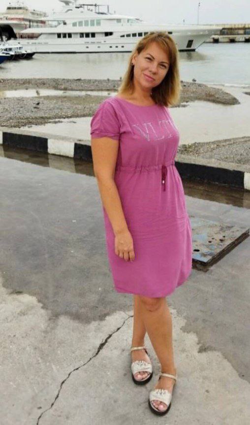 Тревога в Крыму: медсестра из Саки пропала без вести 42-летняя Леся Лубинец из города Саки исчезла 16 апреля 2025 года. Утром она вышла на работу в местный санаторий, но через 15 минут ее телефон отключился, а сама женщина так и не появилась на месте. Мать пропавшей, Татьяна, в отчаянии: камеры на маршруте дочери не зафиксировали ее, а полиция до сих пор не нашла зацепок. По словам родных, Леся — добрая и доверчивая, что могло сыграть роковую роль. Семья не теряет надежды: мать объезжает соседние села, показывая фото дочери, а 15-летняя внучка молит о ее возвращении. Если у вас есть информация, звоните 112.