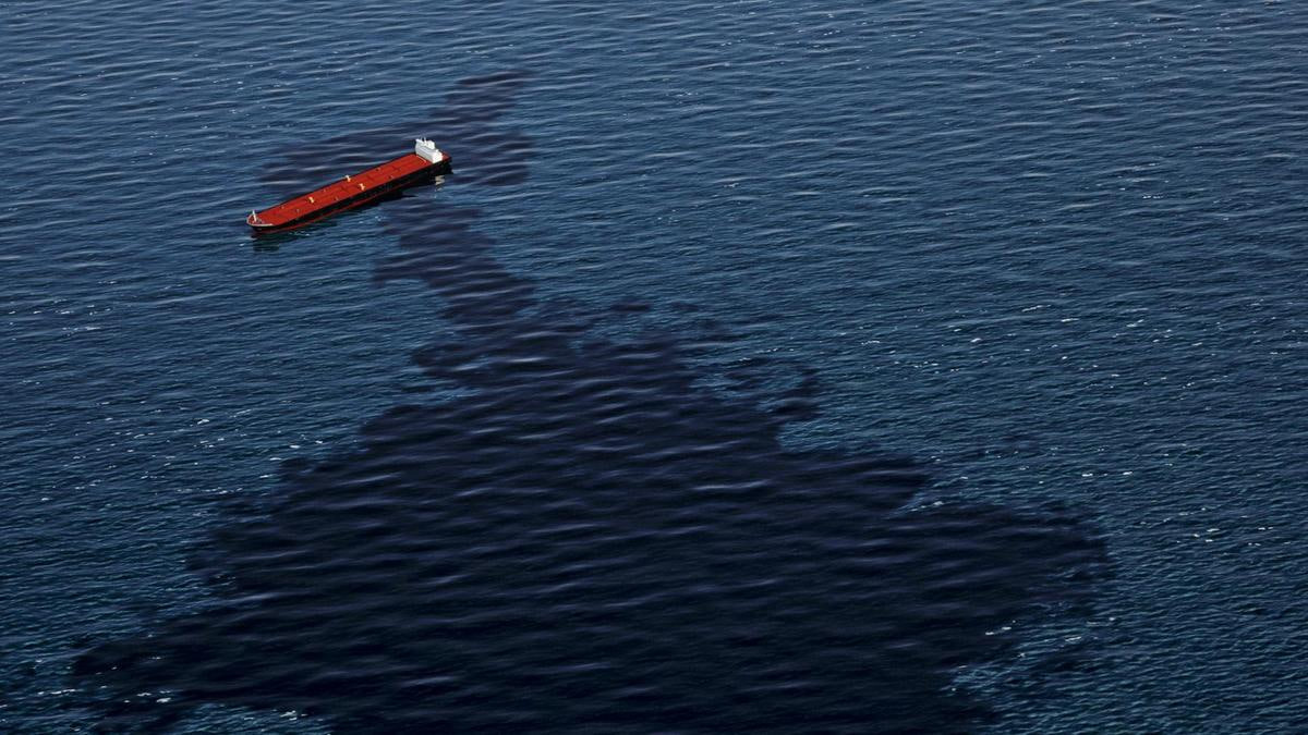 Российские химики создали уникальный реагент для ликвидации последствий разлива нефти Основная проблема удаления нефтяной пленки с поверхности воды состоит в малой толщине этой самой пленки всего 0 1 0 3 мм Российские химики создали состав который превращает тончайший слой нефти в плотные лепешки которые можно собрать механически или сжечь прямо на воде Реагент наносится по периметру нефтяного пятна уменьшает поверхностное натяжение воды и стягивает пленку к центру одновременно увеличивая ее толщину в 11 21 раз ее и уменьшая общую площадь загрязнения почти на 98 Жара или дождь на состав не влияют Единственная помеха на сегодняшний день волнение выше 3 4 баллов Подписаться на truekpru Читать нас в MAX