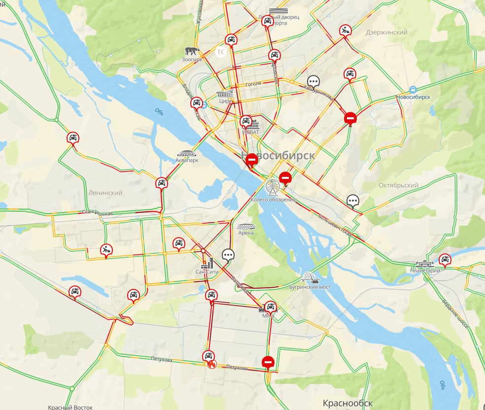 Новосибирск из-за снегопада сковали 9-балльные пробки   В вечерний час пик 11 декабря обстановка на дорогах Новосибирска оценивается в 9 баллов, по данным онлайн-карт «2ГИС» и «Яндекс.Карты». Причиной сложной дорожной ситуации стал прошедший в городе снегопад. Кроме того, водители отметили множество ДТП, которые также затрудняют движение.  Самая сложная ситуация — в центре города: практически парализован проспект Димитрова, трудно проехать на площади инженера Будагова. Наблюдаются проблемы на Красном проспекте и на прилегающих к нему дорогах, в особенности на улице Орджоникидзе. Традиционно собралась пробка на улице Большевистской. На левом берегу сложности возникнут у тех, кто захочет проехать по проспекту Карла Маркса, улицам Ватутина, Мира, Сибиряков-Гвардейцев, в районе «Тёщиного языка» на Троллейной и на улице Толмачёвской.  Пробки собрались на дамбе Димитровского моста, на Октябрьском мосту в сторону левого берега, но самая тяжёлая ситуация на съездах с Бугринского моста на улицу Ватутина.  Фото: скриншот сервиса «2ГИС»
