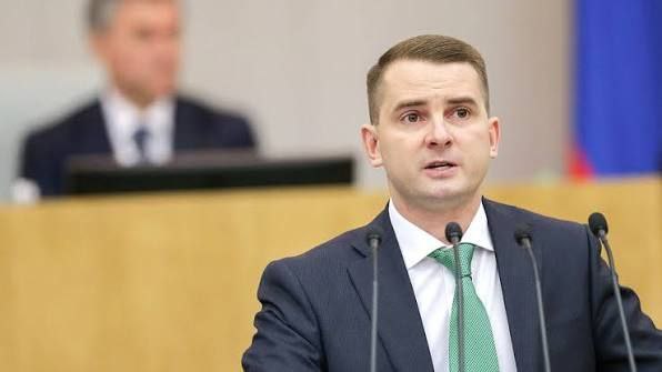 Сегодня в Госдуме будет решаться вопрос об исключении из ЛДПР и думской фракции депутата Ярослава Нилова Напомним, что Нилов критиковал «преследование неугодных однопартийцев». По его мнению, лидер партии Леонид Слуцкий не контролирует положение дел, а решения принимают другие люди. Нилов утверждает, что законной процедуры исключения из фракции не существует и намерен судиться, если вопрос решат не в его пользу. При Жириновском работа в партии строилась иначе, рассказал в эфире бывший депутат и первый замруководителя ЛДПР в Госдуме Василий Власов: Ситуация искусственно создана, потому что Ярослав Евгеньевич высказался у себя в телеграм-канале касательно исключения одного из активистов партии под надуманным предлогом. Усилиями окружения председателя ЛДПР Леонида Эдуардовича это было разослано во все регионы и все это стали комментировать. Поймите, и при Владимире Вольфовиче мы спорили о различных ситуациях, огромное количество коллег конкурировало между собой, но в хорошем смысле: кто лучше сделает, кто активнее, кто больше будет работать в регионе или над законотворческими инициативами. Здесь же конкуренция другая: загасить, задушить и сделать так, чтобы замолчали. Мне кажется, что это неприемлемо. По словам Власова, данную ситуацию он не хотел комментировать, пока не стали поступать различные угрозы: Поступали угрозы в виде картинок и изображений, где моя отрезанная голова с головой Нилова, их держит Леонид Эдуардович. Такое изображение разместили в федеральном СМИ. И я пользуясь сейчас возможностью, обращаюсь и к вам как к прессе, и к коллегам высокопоставленным, которые, я уверен, слушают радиостанцию "Москва FM" постоянно: это не уровень российской политической конкуренции! Государственная Дума