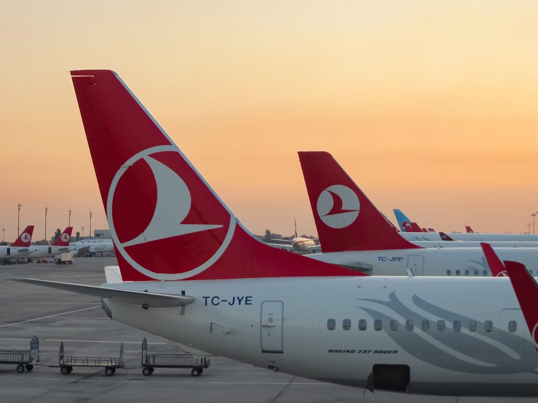 Серьёзные задержки рейсов Turkish Airlines нарушили планы сотен туристов в Москве и Анталье Согласно данным онлайн табло аэропорта Внуково на сегодняшний день отложен вылет шести рейсов перевозчика некоторые более чем на 16 часов Причины такой массовой задержки называют противоположные от проблем во Внуково где якобы не принимали рейсы до отключения электричества на выше в Анталье Однако самолеты других авиакомпаний в это же время спокойно садились в московском авиаузле и также взлетали из турецкого Подробности в материале Profi Travel profitravel turkishairlines задержка турция