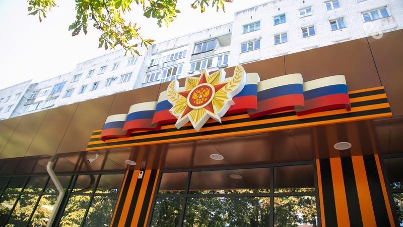 Краевую программу «Время СВОих героев» продлят на Ставрополье Программа помогает ветеранам СВО и их семьям получить знания по бизнесу, управлению и маркетингу. Первыми курс по предпринимательству прошли 37 человек. В ближайшее время стартует приём заявок на второй поток – подать их можно через региональный Фонд поддержки предпринимательства. «Это не просто обучение. Центр «Мой бизнес» весь год будет сопровождать их стартапы. Кроме того, для наших защитников работают специальные льготные займы — кредит «Zа наших», который выдается под 3% годовых на открытие и развитие бизнеса, а также заем «СВОё дело» — всего 1% годовых для тех, кто работает в пищевой промышленности. Программа стала частью большой краевой работы по поддержке ветеранов специальной военной операции», — отметил губернатор Владимир Владимиров.