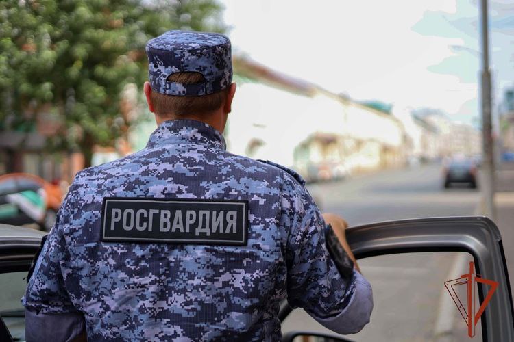 Росгвардейцы пресекли противоправные действия новокузнечанина, преследовавшего бывшую супругу В вечернее время росгвардейцы получили сообщение о необходимой помощи 47-летней местной жительнице на улице Новаторов. Прибыв на одну из остановок общественного транспорта, стражи правопорядка успокоили мужчину, который конфликтовал с заявительницей. Для выяснения обстоятельств 53-летний новокузнечанин был задержан. По предварительной информации, испугавшись за свою безопасность, горожанка обратилась за помощью к правоохранителям, когда бывший супруг, преследуя её, стал выкрикивать угрозы и провоцировать конфликт. Для дальнейшего разбирательства росгвардейцы передали задержанного сотрудникам органов внутренних дел.