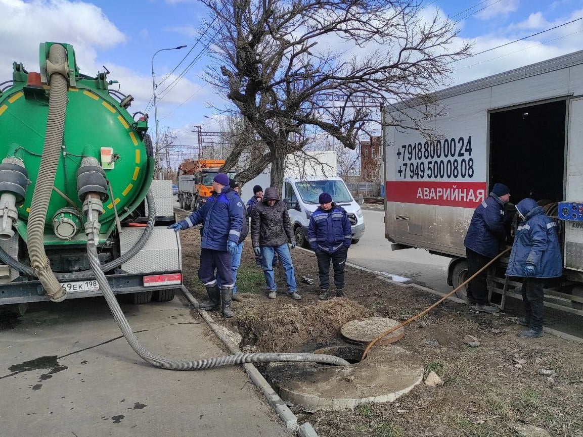 Специалисты предприятия «Вода Донбасса» устранили затор канализации на Приморском бульваре    Причиной аварийной ситуации на канализационном коллекторе диаметром 800 мм стала длительная эксплуатация коллектора  на протяжении 38 лет  и несоблюдение населением правил пользования канализационной сетью.     Специалисты Мариупольского филиала предприятия «Вода Донбасса» провели ремонтные работы в районе городского пирса. Для ликвидации последствий аварии использовали спецтехнику.     На данный момент канализационная система работает в штатном режиме.  Замена данного коллектора внесена в план реализации 2025 года по федеральной программе СИП.