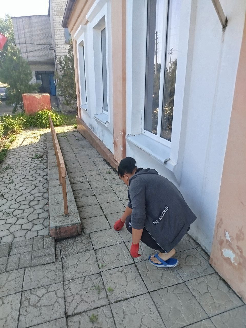 В Токмакском муниципальном округе продолжаются сезонные работы по благоустройству  Этот комплекс мероприятий проводится на постоянной основе для поддержания аккуратного вида улиц и общественных пространств населенных пунктов муниципалитета.  В Молочанске сотрудники МУП КП «Контакт» провели покос сорной травы и обрезку поросли вдоль пешеходной дорожки на улице Педенко, вывезли  мусор со стихийной свалки  по улице Ленина.  Они также отремонтировали   лавочки по улице Шевченко.  Сотрудники территориального отдела Долинской группы сёл провели уборку общественных территорий возле сельского клуба и админздания.  А в с.Балковое сотрудники территориального отдела пропололи клумбы и убрали территорию возле фельдшерского здравпункта.  Неравнодушные жители с. Октябрьское  навели  порядок в общественных местах села, покосили  траву, обрезали кустарники, пропололи клумбы.