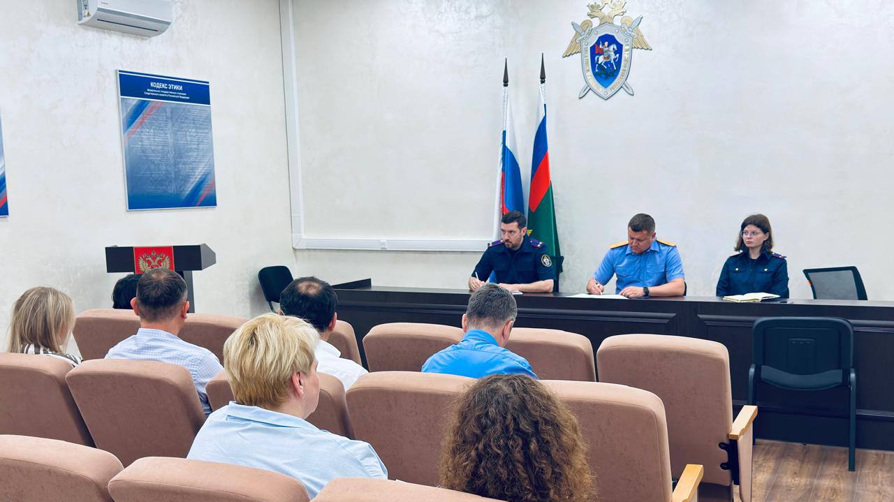 Руководителем следственного отдела по Московскому району проведен тематический прием граждан   Руководитель следственного отдела по Московскому району ГСУ СК России по городу Санкт-Петербургу Михаил Анатольевич Крушельницкий в рамках процессуальной проверки об оказании услуг, не отвечающих требованиям безопасности  ч.1 ст. 238 УК РФ  провёл тематический прием граждан.   Жильцы многоквартирного дома на Варшавской улице изложили свои доводы о не выполнении работ застройщиком по капитальному ремонту дома. При этом имеется вступившее в законную силу решение суда, обязывающее застройщика выполнить данные работы.     На указанном приёме приняли также участие истец, представители ТСЖ, строительной компании и застройщика.    В ходе общения граждане детально изложили свои доводы, которые будут изучены в рамках проведения проверки, ход и результаты которой находятся на личном контроле руководителя следственного отдела Михаила Анатольевича Крушельницкого.   По итогам приема заявителям даны ответы и разъяснения по всем интересующим их вопросам, а также между сторонами достигнуто промежуточное соглашение о сроках и объемах выполнения работ по капитальному ремонту дома.