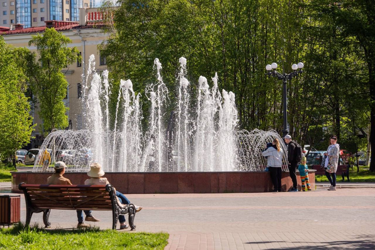1 июня — открытие сезона фонтанов! В первый день лета в Мурманске запустят фонтан на Семеновском озере. Остальные шесть фонтанов планируют включить до 15 июня, сейчас их проверяют и готовят к работе.