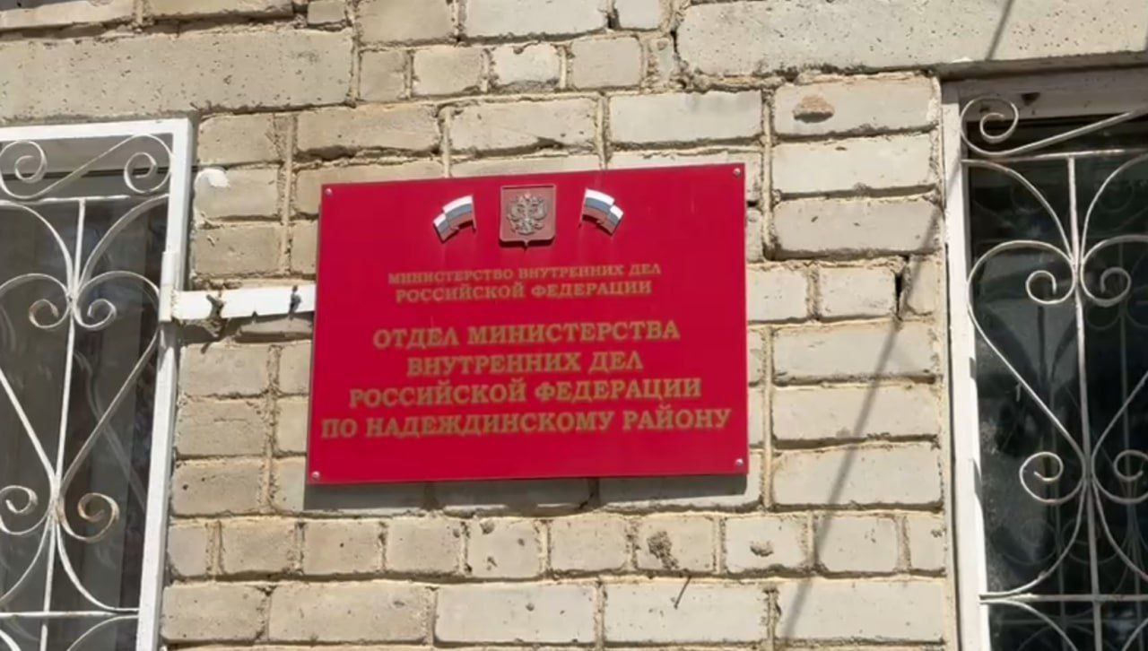 В Приморье возбуждено уголовное дело о хулиганских действиях  В ходе провели информации стражи порядка выяснили, что в посёлке Новый Надеждинского района 37-летний мужчина, ранее судимый, разгуливал по улице с оружием.  Нарушителя задержали, пеквматическое оружие изъято.  При задержании мужчина вел себя агрессивно, пытался  спровоцировать конфликт.   Возбуждено по части 2 статьи 213 УК РФ «Хулиганство». Санкция статьи предусматривает ответственность в виде лишения свободы на срок до 7 лет.   Фигурант задержан в порядке статьи 91 УПК РФ. Решается вопрос об избрании злоумышленнику меры пресечения.   Приморье здесь