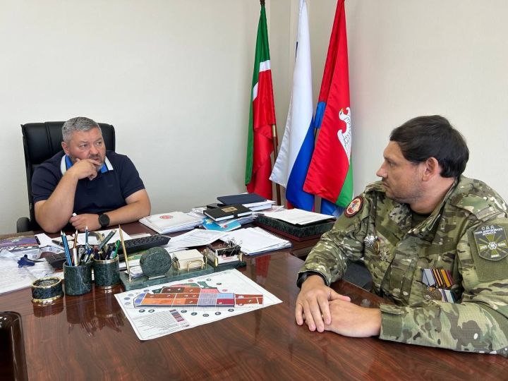 Глава Верхнеуслонского района стал наставником для героя СВО  Евгений Варакин, глава Верхнеуслонского района, взял шефство над участником специальной военной операции Максимом Лядовым в рамках программы «Батырлар. Герои Татарстана».  В ближайшие месяцы руководитель муниципалитета будет помогать ветерану адаптироваться к мирной жизни, передавая управленческий опыт и открывая новые профессиональные перспективы.  "Программа, инициированная Рустамом Миннихановым, дает нашим героям не только признание, но и реальную поддержку в гражданской жизни", - отметил Варакин на первой встрече с подопечным. Ветеран уже включился в работу районной администрации, приняв участие в заседании комиссии по делам несовершеннолетних.  Максим Лядов - награжден рядом боевых наград, включая медали "За отвагу" и "За храбрость ДНР". "Для меня важно направить свой опыт на развитие республики", - подчеркнул участник программы.  Информация и фото: пресс-служба Верхнеуслонского района