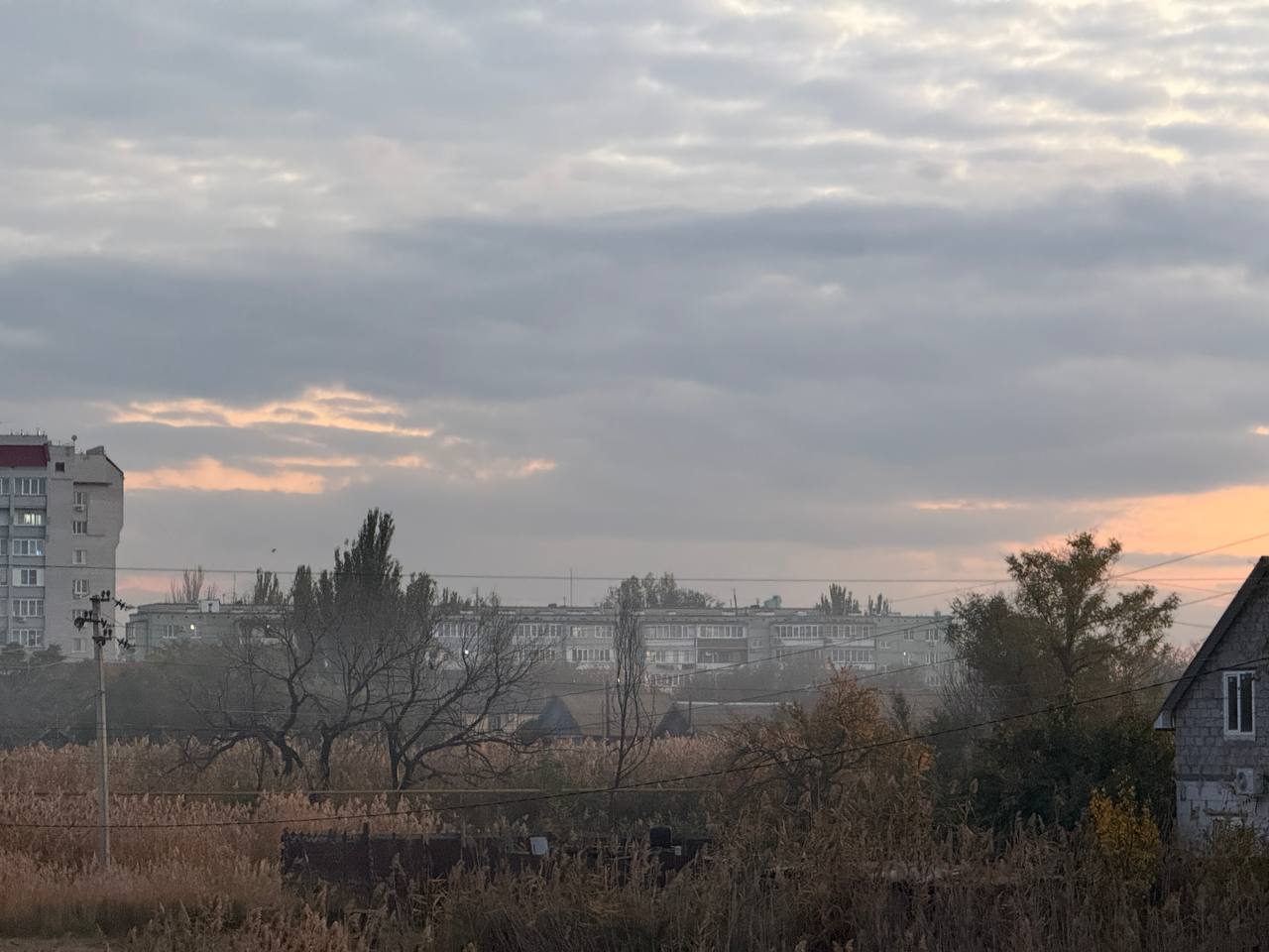 МЧС назвали причину запаха гари в Астраханской области Эта ночь вынудила тех кто привык спать с открытыми окнами плотно захлопнуть створки а любители ночных прогулок наверняка остались сидеть дома Повсюду ощущался сильный запах гари но сотрудники регионального МЧС быстро обозначили источник проблемы Подробнее astrakhan su 336886