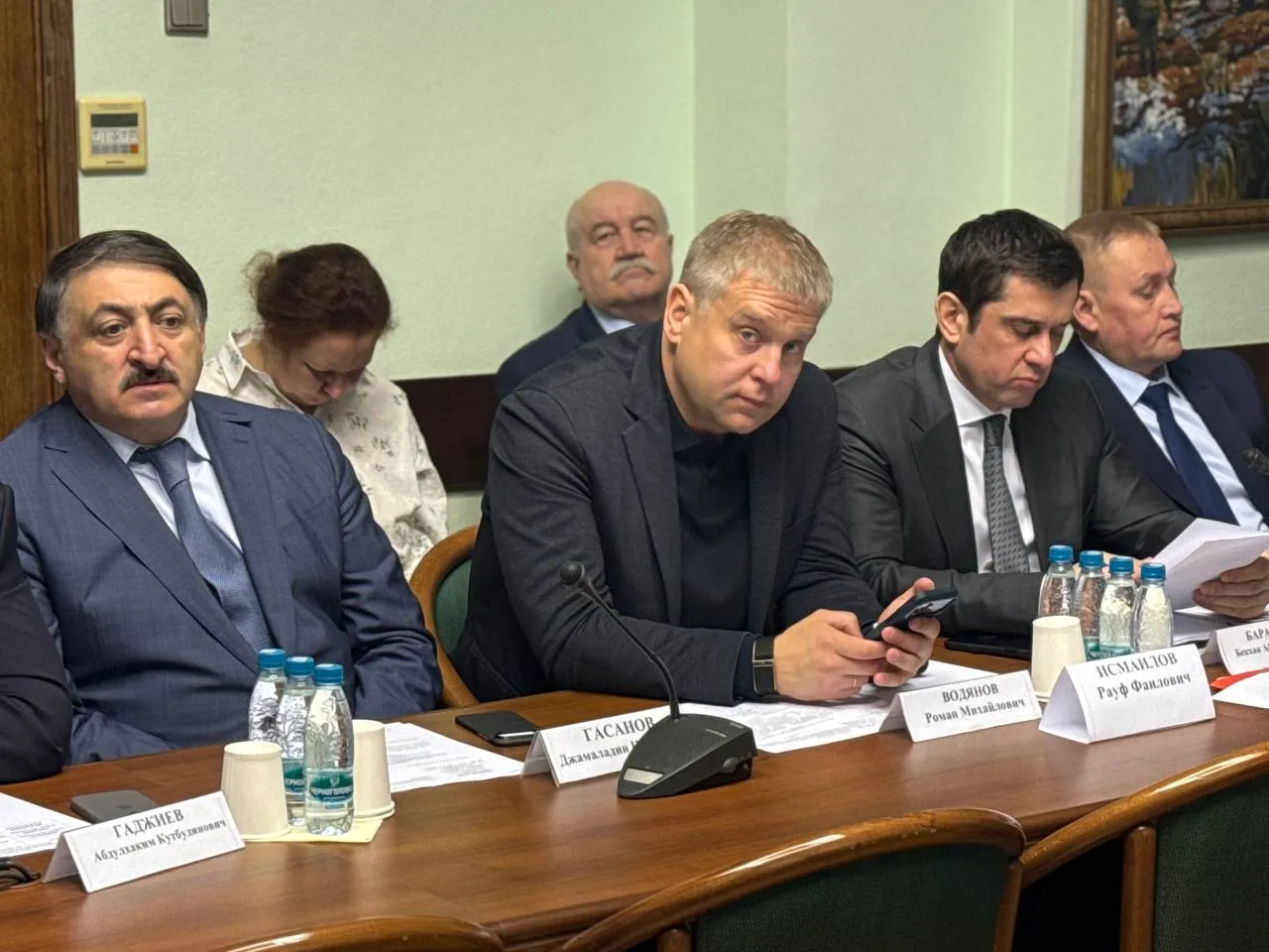 Сегодня на заседании комитета вместе с коллегами рекомендовали Государственной Думе принять во втором чтении два законопроекта Первым предлагается внести поправки в Федеральный закон О частной охранной деятельности чтобы сделать переход к новым правилам в этой сфере которые вступают в силу с 1 сентября 2026 года максимально плавным и понятным В частности уточняются некоторые понятия а также будет упорядочен контроль за обучением охранников Заключения о соответствии учебных баз для подготовки и повышения квалификации охранников теперь будут действовать 5 лет вместо бессрочных Организациям задействованным с сфере частной охранной деятельности после вступления закона в силу дается время до 1 сентября 2027 года для переоформления и получения необходимых документов Предложенные меры позволят в том числе повысить качество обучения и эффективность охранных услуг Второй законопроект предусматривает введение новых мер профилактики которыми предлагается дополнить статью 6 Федерального закона Об основах системы профилактики правонарушений в Российской Федерации Они направлены на обеспечение защиты исторической правды и недопущение умаления значения подвига народа при защите Отечества Сегодня идет сражение не только на полях специальной военной операции но и на ментальном фронте война за умы И в первую очередь под прицелом деструктивного воздействия противника оказывается наша молодежь которую побуждают отказаться от Родины стыдиться своей истории навязывают чуждые идеалы и деструктивные идеи В случае принятия разработанный мной совместно с коллегами закон предоставит правоохранительным и иным органам дополнительные возможности для предотвращения правонарушений в ситуациях когда человек уже встал на опасный путь но ещё не совершил действий влекущих административную или уголовную ответственность