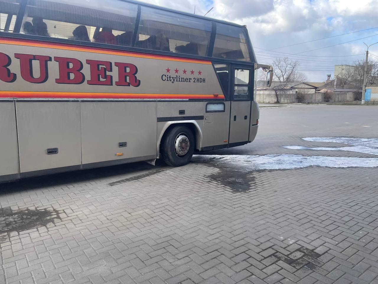 Автобусное сообщение между Запорожской и Херсонской областями дополнилось новым регулярным рейсом Началась рейсовая работа по перевозке пассажиров автобусами по новому межрегиональному маршруту г Мелитополь АС Автостанция 3 г Геническ Автостанция Геническая Отправление в прямом направлении из г Мелитополя будет осуществляться ежедневно в 13 00 Прибытие в г Геническ в 15 00 этого же дня Рейсы осуществляются только в прямом направлении Актуальную информацию о расписании рейсов необходимо уточнять на сайте автовокзалов Росавтотранс оказывает информационную поддержку профильным организациям субъектов Российской Федерации по организационным вопросам установления новых маршрутов а начало рейсовой работы по новым маршрутам позволит пассажирам выбрать удобное время отправления автобуса до нужного остановочного пункта