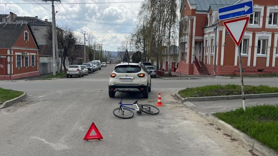 Подросток на велосипеде попал под легковушку в Ливнах Юный велосипедист нарушил ПДД выехал с тротуара на проезжую часть и столкнулся с иномаркой В результате аварии ребёнок получил травмы после осмотра его отпустили домой Читайте нас в МАКС Подписаться Прислать новость