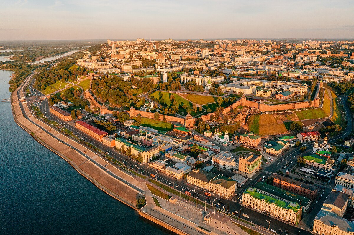 Количество бронирований отелей в Нижнем Новгороде этим летом выросло на 48%  Чаще всего в Нижний Новгород приезжали туристы из Беларуси, Индии, Казахстана, Китая и Узбекистана. При этом большая часть из них путешествуют парами без детей  43%  и в одиночку  34% .    Нижегородская Стрелка Z Подпишись