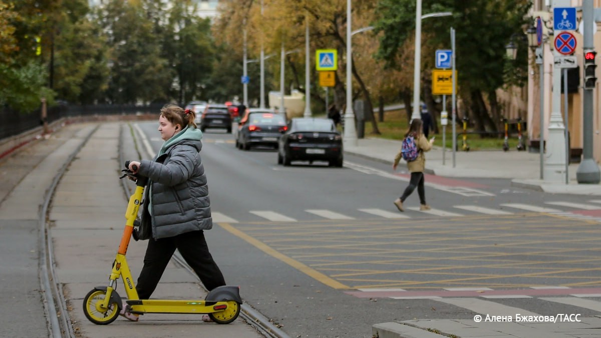 "Яндекс Go" суммарно за сезон 2024 оштрафовал более 8,5 тыс. пользователей за езду на электросамокате вдвоем, сообщили ТАСС в пресс-службе компании.  Сервис планирует внедрить технологию, которая поможет уменьшить количество нарушений на электросамокатах и, если на него встанет больше одного человека, устройство плавно замедлится до скорости пешехода.     / Москва