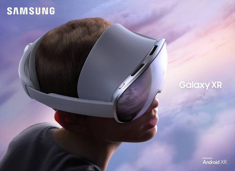 Samsung продолжает выпускать копии продуктов Apple и представляет гарнитуру смешанной реальности Galaxy XR Старт продаж совпадает со стартом продаж Vision Pro M5 а стоимость 1800 что сильно дешевле Vision Pro Внутри Snapdragon XR2 Plus Gen 2 Весит шлем 545 г что немного легче чем Apple Vision Pro 600 г Есть и внешний аккумулятор это же копия он весит еще 302 г Частота обновления 72 Гц с возможностью увеличения до 90 Гц вот тут прогадали Vision перешел на 120 Гц В целом печально Опыт Apple печален и показал что никому не нужен такой громоздкий шлем еще и с внешним аккумулятором Что внутри и по приложениям пока не известно Но продукт делают приложения и тут вопрос к разработчикам пойдут ли они в продукт на Android если не пошли в Vision