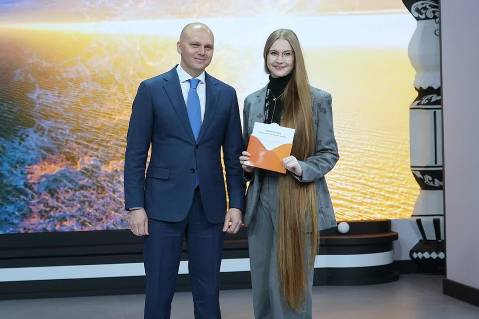 Алексей Беспрозванных пригласил в Калининград победительницу конкурса на самую длинную косу Третье место заняла обладательница косы в 92 см Таисия Басевич из Москвы второе место у калининградки Яны Комиссаровой с результатом 110 см Победительницей стала москвичка Виктория Щабельская чья коса составила 120 см Волосы девушка отращивает больше 23 лет Глава региона поздравил победительниц и пригласил всех посетить Калининградскую область Виктория получила сертификат на проживание в одном из отелей региона Фото правительство Калининградской области