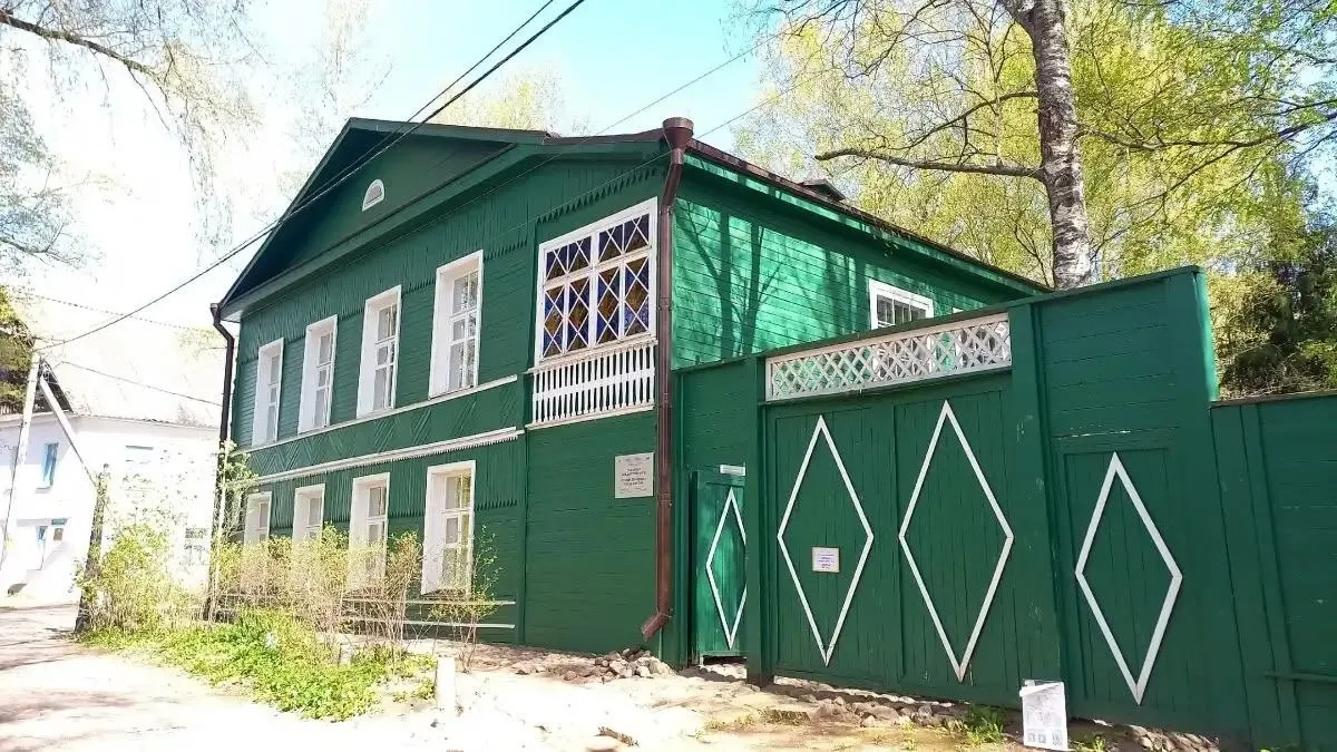 Дому музею Фëдора Достоевского в Старой Руссе исполняется 45 лет В музее пройдёт вечер памяти В программе история создания экспозиции рассказ о музейных предметах и людях поэтические чтения В этом доме Достоевский работал над такими известными произведениями как Подросток Братья Карамазовы Дневник писателя Пушкинская речь Старая Русса по праву называется городом Достоевского Здесь писатель провёл восемь летних сезонов начиная с 1872 года и именно здесь сохранился его дом единственная недвижимость принадлежавшая ему при жизни История музея началась ещё в XIX веке в 1883 году Анна Григорьевна Достоевская открыла первую экспозицию посвящённую памяти писателя А 4 мая 1981 года здесь открылся мемориальный музей
