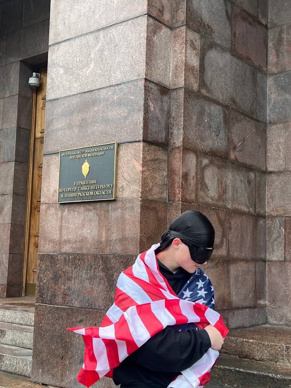 В Санкт-Петербурге представители подрастающего поколения решили устроить фотосессия с флагом США прямо у здания ФСБ. Наказание не заставило себя долго ждать. Я надеюсь и пол помыли той тряпкой на которой стоят.
