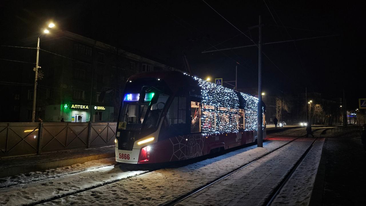 Транспорт в Перми продолжают украшать к Новому году  Гирляндами оформили уже шесть трамваев. Они будут курсировать по городу до середины января.   : Пермский транспорт