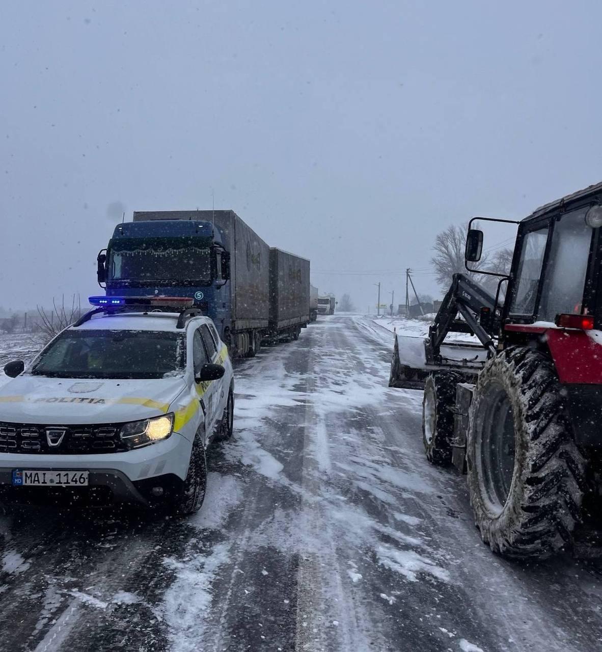 Движение большегрузов на юге Молдовы ограничено Патрульная полиция сообщает что на трассе М 3 в районе села Слобозия Маре Кагульский район движение крупнотоннажного транспорта полностью приостановлено В данный момент на проезжей части стоят несколько фур поэтому водителей просят проявлять особую осторожность при проезде этого участка
