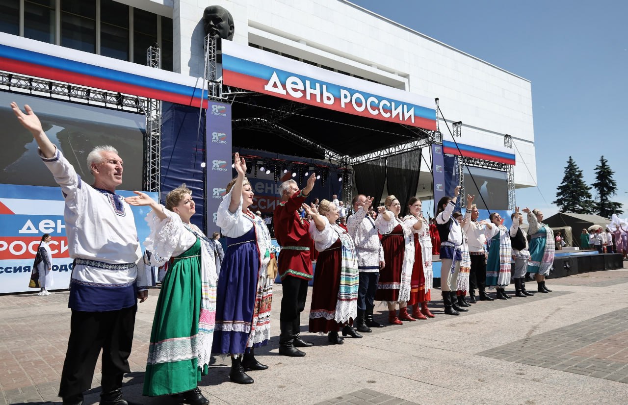 Порядка 500 мероприятий, приуроченных к празднованию Дня России, пройдет в Ульяновской области 12 июня во всех муниципалитетах состоятся торжественные церемонии поднятия государственного флага РФ, концертные, спортивные, развлекательные мероприятия на открытых площадках. Центральным событием Дня России в Ульяновске станет церемония поднятия государственного флага, которая стартует в 12.00 на площади Ленина с участием Государственного ансамбля российского казачества из Волгограда. Также в рамках праздничной программы с 10 по 12 июня запланирован Всероссийский казачий фестиваль «Двенадцать жемчужин», Кубок и Первенство города по парусному спорту, мотопробег с флагами России клуба «Ночные волки». Праздничные салюты не запланированы. Программа Дня России