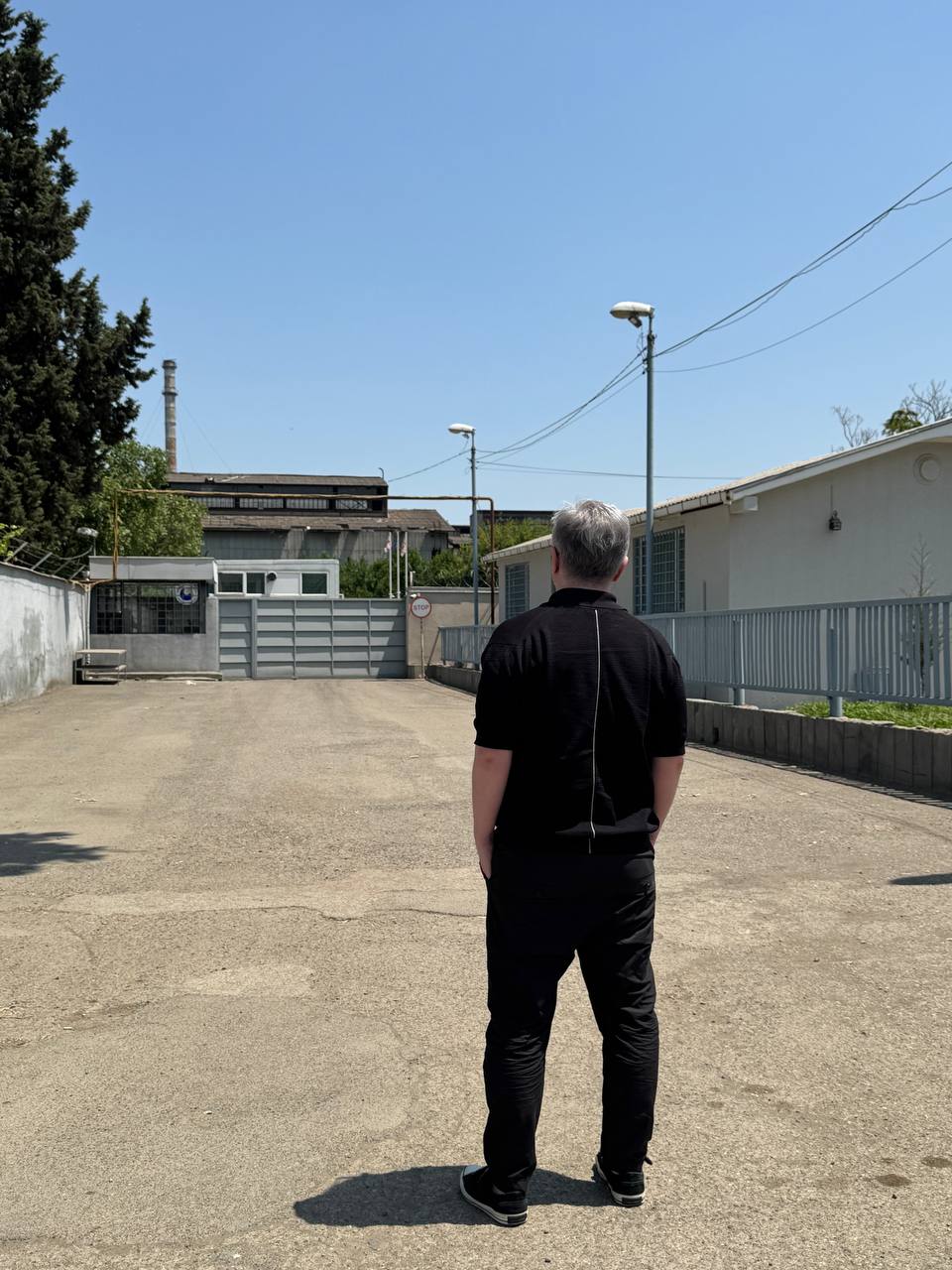 Суд арестовал Нику Гварамиа. Политик сам пришел к тюрьме, в которую его должны посадить Тбилисский городской суд удовлетворил ходатайство прокуратуры и изменил меру пресечения Ники Гварамиа — вместо залога политик отправится в предварительное заключение. Обвинение. Гварамиа был вызван на заседание парламентской комиссии по расследованию деятельности правительства «Единого национального движения». Как и почти все оппозиционеры, он отказался явиться. Из-за отказа против него возбудили уголовное дело. Суд отпустил его под залог в 30 тысяч лари, но Гварамиа не стал его платить. На сегодняшнем заседании политик не присутствовал и отправился к Руставской тюрьме, куда его должны были этапировать. Гварамиа уже отбывал наказание в этой тюрьме. Помимо Гварамиа, в предварительное заключение ранее также были отправлены Зураб Джапаридзе и Иракли Окруашвили. Фото: Гварамиа у входа в Руставскую тюрьму TV Pirveli / Facebook инстаграм фейсбук Paper Kartuli